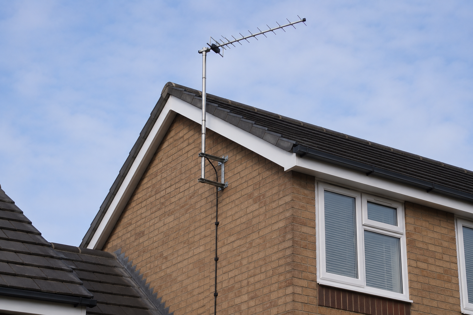 Outdoor aerial mounted securely on a home near Leamington Spa